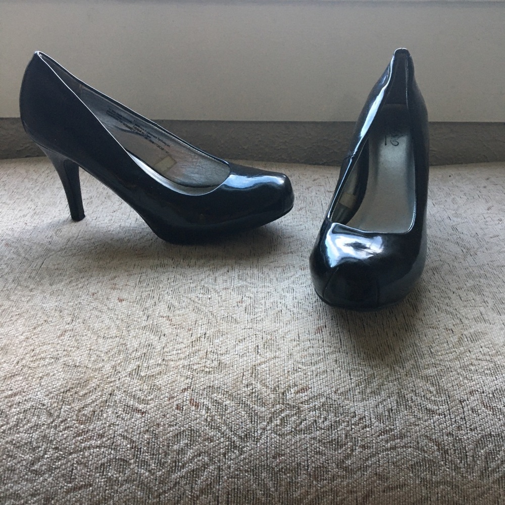 Black patent leather pumps